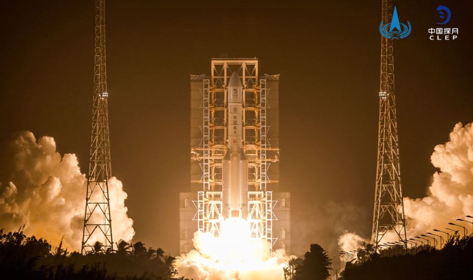 الصين تنجح بإطلاق مهمة تشانغ آه 5 لإرجاع عينات قمرية لأول مرةٍ منذ عام 1976