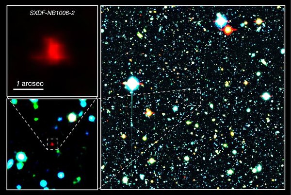 المجرة الحمراء في وسط الصورة الرئيسية هي المجرة البعيدة SXDF-NB1006-2. وعلى اليسار بعض اللقطات المقرّبة لها. مصدر الصورة: NAOJ
