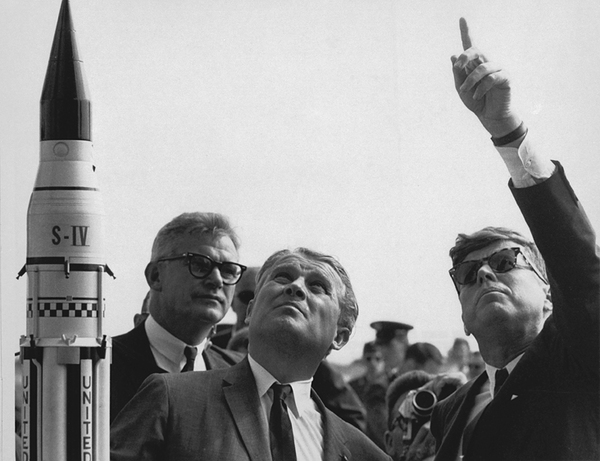 فيرنر فون براون مع الرئيس الأمريكي جون كينيدي. حقوق الصورة: NASA