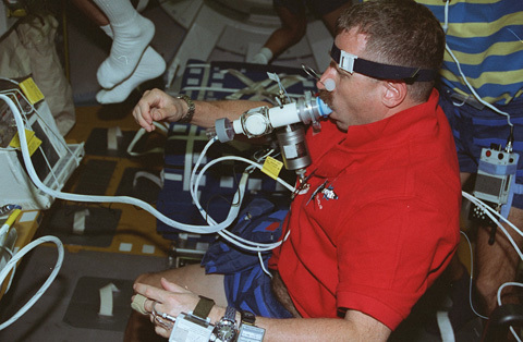 ديف وليامز أثناء أبحاث طبية خلال الرحلة STS-90 (مختبر Neurolab). المصدر: ناسا