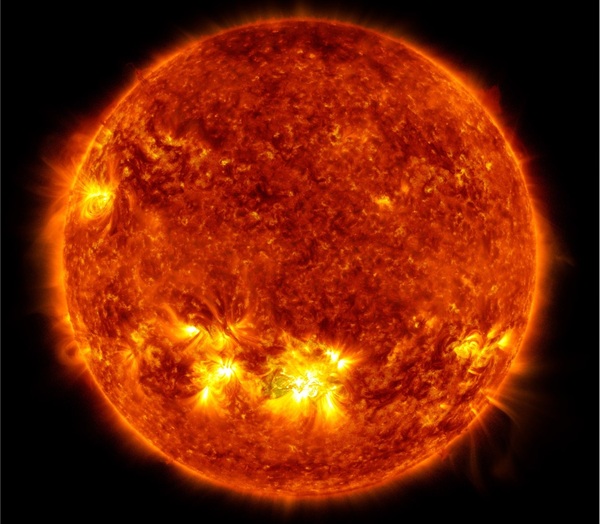 توهّج شمسي لامع (يُرى في وسط أسفل الصورة) شُوهد وهو ينفجرُ في 28 أكتوبر/تشرين الأول 2021، بواسطة مرصدِ ديناميكيات الطاقة الشمسيّة التابع لناسا ( NASA/GSFC/SDO)