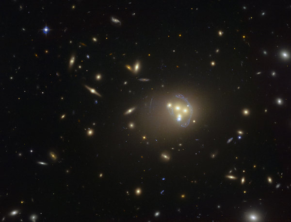 ليس هناك سبب يدعو إلى عدم خضوع المادة المظلمة إلى القوى التي تخضع لها المادة العادية. ففي هذا العنقود المجري أبل 3827(Abell 3827)، رُصدت المادة المظلمة وهي تتفاعل مع نفسها خلال اصطدام المجرات. المصدر: ESO