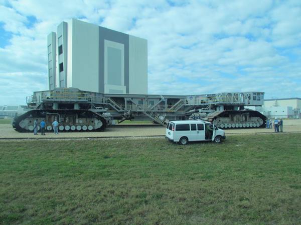 آلية النقل المُجنزرة التي تحمل المركبات الفضائية محملةً على صواريخها إلى منصات الإقلاع