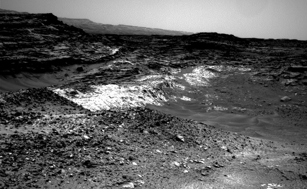 يُظهر النتوء المريخي مثالاً على تلامس جيولوجي، حيث تلتقي الصخور الفاتحة والداكنة التي تغطيها قريبةً من منتصف الصورة
