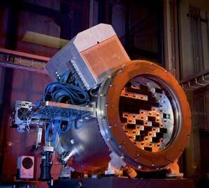 نموذج أوّلي لكاميرا الطاقة المظلمة. تحمل الحلقة الأماميّة والتي يبلغ قطرها 45 سم الكاشفات. المصدر: Fermilab