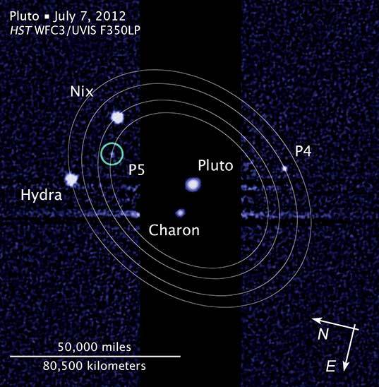 وكالة الفضاء الأمريكية (ناسا)، وكالة الفضاء الأوروبية (إيسا)، مارك شوالتر (معهد البحث عن كائنات ذكية خارج الأرض "سيتي") و إل. فراتر (معهد علوم تلسكوب الفضاء) قمرٌ خامسٌ لبلوتو تُظهر هذه الصورة التي التقطتها الكاميرا واسعة النطاق 3 على متن تلسكوب هابل الفضائي في 7 يوليو/تموز 2012، قمر بلوتو الخامس المُكتشَف حديثاً. هذا وقد تم إطلاق الإسم (Kerberos) على القمر P4، بينما حصل القمر P5 على الإسم (Styx).