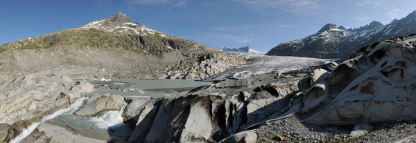 تُظهر الصورة نهر رون، حيث معظم الكتل الجليدية التي كانت موجودة هنا قبل سبع سنوات تعرضت للذوبان. Credit: Simon Oberli
