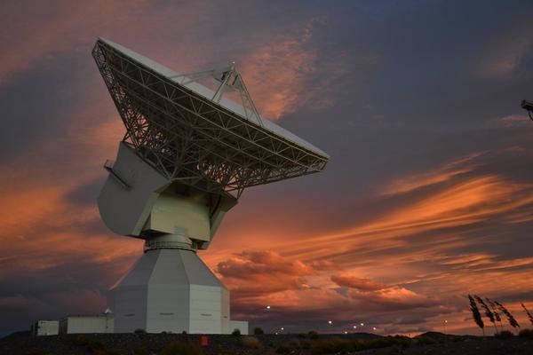 محطة تتبع الفضاء السحيق -35متر- في نيو نوركيا استراليا، تمت مشاهدتها خلال غروب الشمس في 11 نوفمبر 2014.