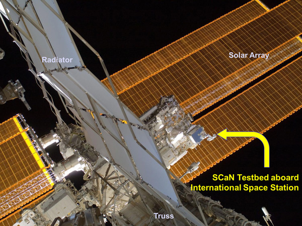 تُظهر الصورة حمولة اختبار SCaN على متن محطة الفضاء الدولية. في نيسان/أبريل 2013، بدأ اختبار SCaN بإجراء التجارب بعد اكتمال عمليات الفحص والجاهزية. المصدر: NASA