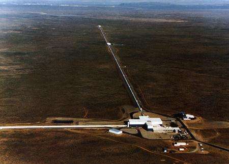 واحد من الأجهزة الثنائية لمشروع LIGO الممتد عبر الصحراء بالقرب من هانفورد - واشنطن، وتمتد كل ذراع على طول 4 كيلومترات، بشكلٍ متعامد فيما بينهما. تحوي زاوية التقاء الذراعين على أبنية الدعم والمخابر التي تملك المعدات الإلكترونية والبصرية المسؤولة عن إطلاق حزم الأشعة الليزرية جيئةً وذهاباً داخل الذراعين لتتداخل هذه الحزم مع الإشارات المتناهية في الصغر الناتجة عن الأمواج الثقالية. حقوق الصورة: LIGO.