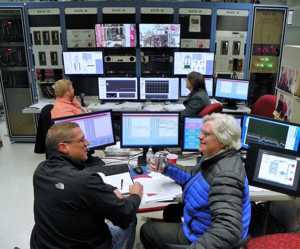 صورة لغرفة التحكم بمفاعل كيلوواط باستخدام تكنولوجيا ستيرلينغ في أثناء تشغيله بالطاقة الكاملة. يظهر في الصورة مارك جيبسون (GRC / NASA) وديفيد بوستون (LANL / NNSA) في المقدمة، فضلا عن جوردي ماكنزي (LANL / NNSA) وجويتا جودا (LANL / NNSA) في الخلفية.