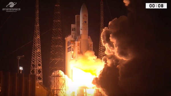 صاروخ آريان 5 التابع لشركة آريان سبيس وعلى متنه مركبة ببي كولومبوBepiColombo التابعة لوكالة الفضاء الاوربية ووكالة استكشاف الفضاء اليابانية، والذي أُطلق من مركز غويانا الفضائي في كورو في غيانا الفرنسية (الواقعة في الساحل الشمالي الشرقي في أمريكا الجنوبية) في 19 تشرين الأول/أكتوبر 2018. حقوق الصورة: Arianespace