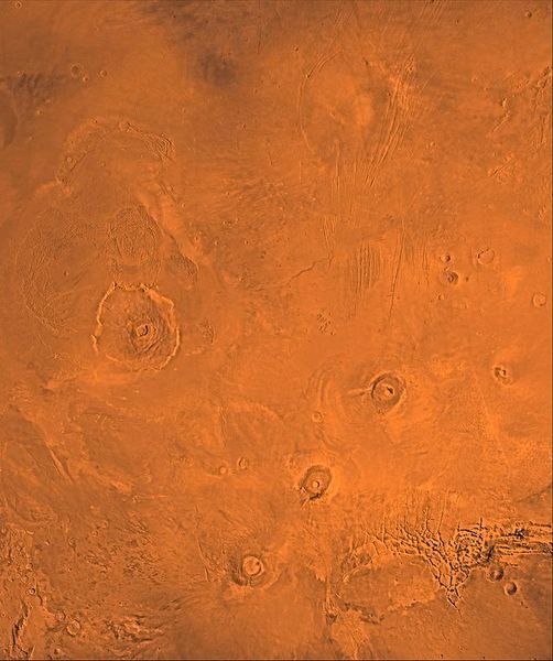 منطقة ثارسيس البركانية الخاصة بالمريخ كما يمكن مشاهدتها بواسطة بعثة ناسا Viking. في اليسار يوجد بركان أوليمبس مونز Olympus Mon الضخم. سلسلة البراكين في أسفل اليمين تتألف من آرسيا Arsia وبافونيس Pavonis وأسكريوس مونز Ascraeus Mons من الأسفل إلى الأعلى. حقوق الصورة: NASA/JPL/USGS