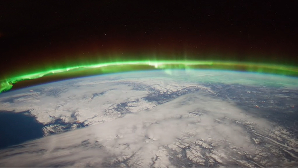 صورة من الفضاء للشفق القطبي، الظاهرة التي تحدث في الأيونوسفير. حقوق الصورة: NASA
