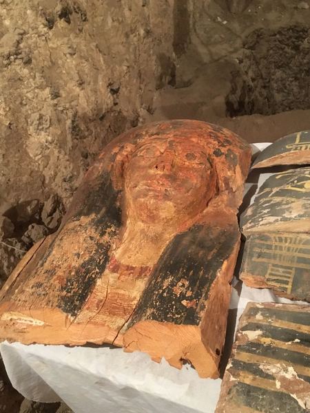 سارية خشبية ملونة وجدت داخل أحد القبور حقوق الصورة: وزارة الآثار المصرية