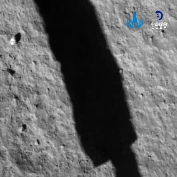 التقطت هذه الصورة لسطح القمر بواسطة كاميرا مركبة الهبوط الخاصة بمهمة تشانغ آه 5 بعد فترة قصيرة من هبوطها في 1 ديسمبر 2020 في منطقة محيط العواصف. يمكن رؤية ظلّ إحدى أرجل المركبة. حقوق الصورة: China National Space Administration/CLEP