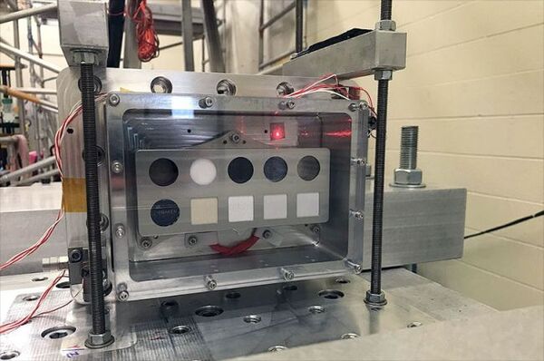 جهاز المعايرة على الأداة SHERLOC التي تشمل عيّناتٍ لمواد بدلة الفضاء في مركز جونسون الفضائي التابع لوكالة ناسا في هيوستن بتكساس. حقوق الصورة: NACA