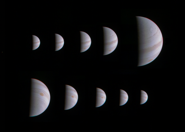 مونتاج مكون من الصور العشرة التي التقطتها كاميرا جونو يظهر كوكب المشتري يتمدد ويتقلص بوضوح وذلك قبل وبعد اقتراب المركبة الفضائية جونو من الكوكب بتاريخ 27 أغسطس، 2016.  حقوق: NASA/JPL-Caltech/SwRI/MSSS