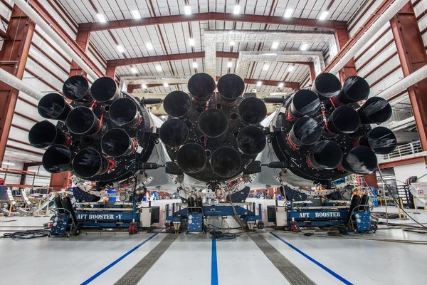 نشر إيلون ماسك هذه الصورة على حسابه في تويتر في 20 كانون الأول/ديسمبر 2017، وتظهر فيها المحركات السبعة وعشرون لصاروخ فالكون الثقيل خلال عملية تجميعه. حقوق الصورة: SpaceX/Elon Musk