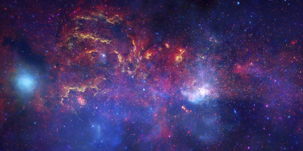 أنتجَ هذه الصورةَ المركّبةَ مرقابُ سبيتزر الفضائي التابع لناسا ومرصد تشاندرا الفلكي وتلسكوب هابل التابع لكل من وكالة ناسا ووكالة الفضاء الأوروبية. توضح الصورة المنطقة المركزية في مجرتنا درب التبانة، لاحظ أن مركز المجرة موجود ضمن المنطقة الناصعة البياض إلى اليمين وإلى أسفل منتصف الصورة. حقوق الصورة: NASA / JPL-Caltech / ESA / CXC / STScI.