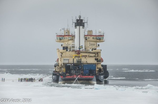 صورة نشرت على حساب خفر السواحل الكندي على موقع تويتر:  تظهر الصورة كاسر الجليد السويدي "أُودِن Oden" الذي يرسو على الجليد الرقيق الطافي في القطب الشمالي