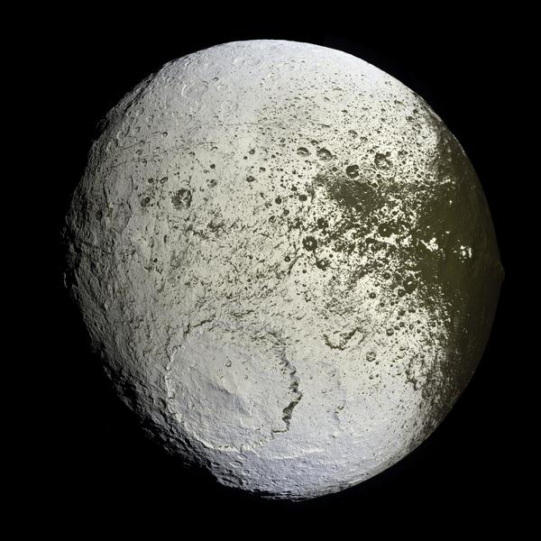 صورة بالألوان غير الحقيقية للقمر إيبيتوس ألتقطت من قبل المركبة كاسيني