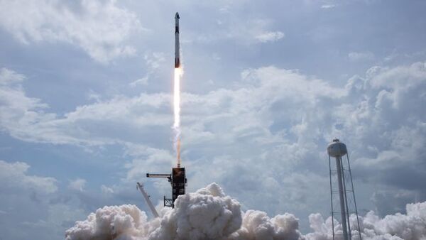 صورة لانطلاق صاروخ فالكون-9 التابع لسببس إكس حاملًا على متنه مركبة كرو دراغون التي أطلقت رواد فضاء ناسا في 30 مايو/أيار 2020 إلى المدار من منصة الإطلاق 39A في مركز كينيدي للفضاء الواقع في ولاية فلوريدا.  حقوق الصورة: (Bill Ingalls/NASA)