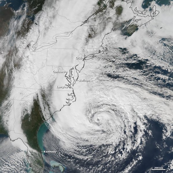 سبّب إعصار ساندي آثاراً على خمسة مراكز تابعة لوكالة ناسا على طول الساحل الشرقي للولايات المتحدة الأميركية، وقد شملت هذه التأثيرات الرياح وموجات البحر والأمطار. (صورة المرصد الأرضي التابع لوكالة ناسا بواسطة جوشوا ستيفينز Joshua Stevens، باستخدام بيانات سومي NPP VIIRS التي تقدمها منظمة NOAA CLASS