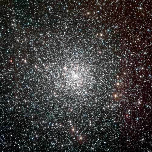 ترجمة الصورة الواردة في المقال: العنقود الكروي (NGC 6397) يحوي نحو 40 ألف نجم، ويبعد نحو 7200 سنة ضوئية عن كوكبة آرا الجنوبية (southern constellation Ara). بعمرٍ يُقدر بنحو  13.5 بليون سنة، فمن المرجح أنها من بين الأجسام التي تشكَّلت في المجرة بعد الانفجار العظيم.  تعود ملكية الصورة للمرصد الجنوبي الأوروبي