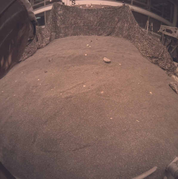 لتقط الصورة النموذجُ الهندسي لمركبة إنسايت أثناء تجريب نشر أدوات المركبة في تربة مشابهة لتربة المريخ في مختبر الدفع النفاث JPL التابع لناسا في باسادينا، كالفورنيا. حقوق الصورة: NASA/JPL-Caltech