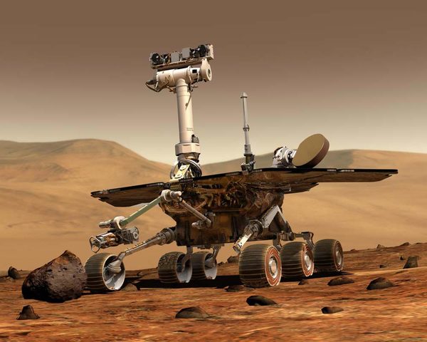 تخيل فني للمركبة السيارة المريخية سبيريت، وهي أحد السيارات المريخية التي كانت جزءًا من برنامج مير، والمركبة الأخرى كانت أبورتونيتي. وقد أرسلت المركبتان لناسا معلومات ساعدت علماءها في وصف بيئة المريخ وتاريخه الجيولوجي. المصدر:NASA/JPL-Caltech