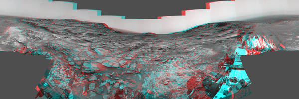 ظهر هذا المنظر المجسم من الكاميرا الملاحية (Navcam) الخاصة بمسبار المريخ كريوسيتي صورة بانورامية بـ360 درجة حول الموقع الذي قضى فيه المسبار يومه المريخي الألف. تظهر الصورة ثلاثية الأبعاد إذا نُظر إليها بواسطة نظارات حمراء وزرقاء (بحيث تكون الحمراء على اليمين). هذا الموقع قريب من "ممر مارياس". حقوق الصورة: NASA/JPL-Caltech.