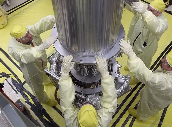 صورة لمهندسي ناسا وNNSA في أثناء إنزالهم جدار غرفة التفريغ حول مفاعل الكيلوواط باستخدام تكنولوجيا ستيرلنغ (نظام KRUSTY). ويتم إخلاء غرفة التفريغ من الهواء لمحاكاة ظروف الفضاء حيث سيعمل KRUSTY. حقوق الصورة: Los Alamos National Laboratory