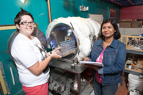 الخريجون ريبيكا ميكول، ونافيتا سينها Navita Sinha أثناء الاستعداد لوضع مولدات الميثان في حجرة بيجاسوس Pegasus في مختبر (W.M. Keck).   حقوق الصورة: University of Arkansas