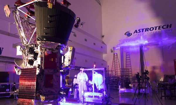 صورة لفنيين ومهندسين يجرون اختبار شريط الضوء على مسبار باركر الشمسي في منشأة أستروتك للمعالجة في تيتوسفيل- فلوريدا، بالقرب من مركز كنيدي للفضاء التابع لوكالة ناسا، في يوم الثلاثاء بتاريخ 5 يونيو/حزيران 2018. ستطلق المركبة الفضائية على صاروخ دلتا 4 الثقيل التابع لشركة يونايتد ألاينس من مجمع الفضاء 37 في محطة كيب كانافيرال الجوية في فلوريدا. ستحلق المركبة عبر الغلاف الجوي للشمس (الهالة)، وستقوم بأخذ قياساتٍ وصورٍ ستحدث ثورةً في فهمنا للهالة الشمسية وللعلاقة بين الأرض والشمس. حقوق الصورة: NASA/Johns Hopkins APL/Ed Whitman