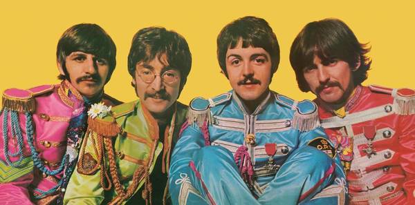صورةٌ من ألبوم سيرجينت بيبر Sgt. Pepper's Lonely Hearts Club Band لفرقة البيتلز. حقوق الصورة ©Apple Corps Ltd