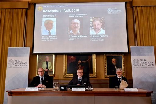 تظهر الصورة أعضاء الأكاديمية الملكية للعلوم. من اليسار، البروفيسور نيلس مارتينسون، البروفيسور غوران ك. هانسون والبروفيسور توماس هانس هانسون وهم يعلنون عن أسماء الفائزين بجائزة نوبل في الفيزياء، في الأكاديمية السويدية الملكية للعلوم في ستوكهولم، السويد، الثلاثاء 4 تشرين الأول/أكتوبر 2016، حيث فاز بجائزة نوبل للفيزياء كل من ديفيد ثاوليس ودانكن هالدين ومايكل كوستيرليتز حيث تشيد لجنة التحكيم الفائزين الفيزياء لاكتشافاتهم في اانتقالات الطور الطوبولوجية والأطوار الطوبولوجية للمادة".  المصدر (Anders Wiklund /TT via AP)