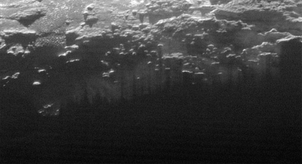  الضباب المتشكل بالقرب من سطح بلوتو: نرى في هذا الجزء الصغير من صورة أكبر لبلوتو التقطتها مركبة نيوهورايزنز بعد 15 دقيقة فقط من وصولها إلى أقرب نقطة لها من بلوتو بتاريخ 14 يوليو/تموز، ضوء الشمس وهو ينير طبقات الضباب المتشكل بالقرب من السطح. ويتخلل الضباب خطوط متوازية من الظلال في العديد من التلال المحلية والجبال الصغيرة. وقد تم التقاط هذه الصورة من نقطة تبعد عن بلوتو مسافة تقدر بـ 11 ألف ميل (أي 18 ألف كم)، ويقدر نطاق هذه الصورة بـ 115 ميلاً (أي 185 كم). المصدر: NASA/JHUAPL/SwRI