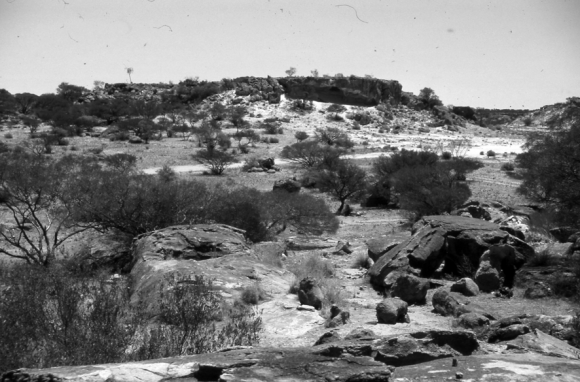 صورة لجبل "ماغنيت" في المنطقة الوسطى من "يلغارن كراتون" في غرب أستراليا، والذي يعود تاريخه إلى العصر ما قبل الكمبري. المصدر:geomorphologie.revues.org