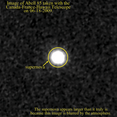 صورة متحركة بصيغة GIF تقارن بين صورة المستعر الأعظمي كما شوهد في عام 2009 بواسطة CFHT والصورة الأكثر وضوحاً التي التقطت عام 2013 بواسطة تلسكوب هابل الفضائي. المصدر: Melissa Graham, CFHT and HST