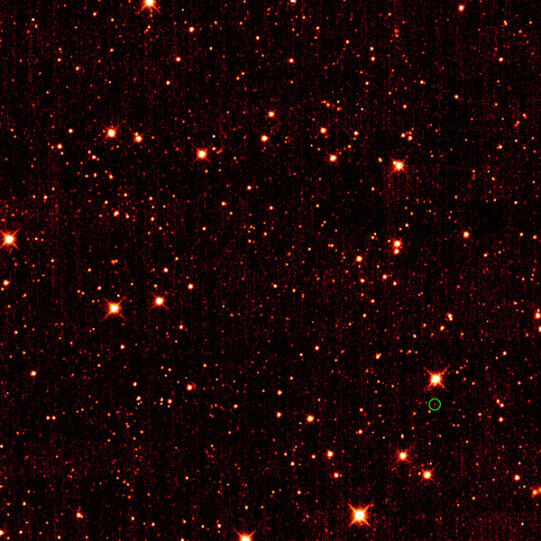 تجد وايز ناسا أول كويكب طروادة وهو الكويكب 2010 TK7 محاط بدائرة خضراء، هذا الإطار الوحيد الذي اتخذته ناسا لمسح الأشعة تحت الحمراء واسعة النطاق،. معظم النقاط الأخرى هي نجوم أو مجرات وهي متجاوزة لنظامنا الشمسي. Image credit: : NASA/JPL-Caltech/UCLA