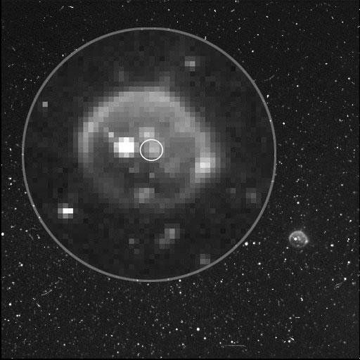 التقطت كاميرا وحدة المرجعية النجمية الموجودة على متن مركبة جونو، والتي تُساعد المركبة بالتنقل بالاعتماد على مواضع النجوم، هذه الصورة لآيو. يمكنك رؤية العمود البركاني داخل الدائرة. حقوق الصورة: NASA/JPL-Caltech/SwRI