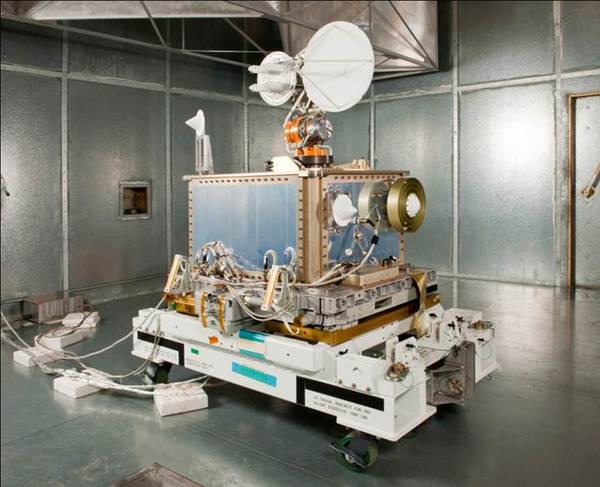هذه الصورة من وحدة اختبار الاتصالات الفضائية والملاحة التابعة لوكالة ناسا الفضائية. قبل الإطلاق، أُضيف اختبار SCaN إلى محطة الفضاء الدولية لاستخدامه حاليًا لإجراء تجارب متنوعة بهدف تطوير التقنيات الأخرى وتقليل المخاطر على البعثات الفضائية الأخرى، وزيادة القدرات الاستيعابية للبعثات المستقبلية. المصدر: NASA