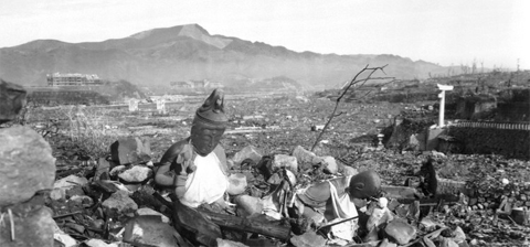 ناجازاكي في اليابان في 24 سبتمبر/أيلول 1945 بعد ستة أسابيع من تدمير المدينة بواسطة ثاني قنبلة ذرية في العالم. المصدر: العريف لين ووكر جونير (مشاة البحرية) - وزارة الدفاع. Cpl. Lynn P. Walker, Jr. (Marine Corps) - DOD