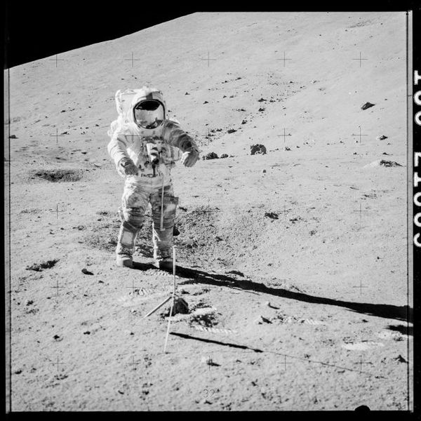 صورة لرائد الفضاء يوجين سيرنان من بعثة أبولو 17 القمرية، وهو يمشي على القمر استعدادا لجمع العينات 73001 و 73002 في المحطة رقم 3، بتاريخ 12 كانون الأول/ديسمبر 1972. حقوق الصورة: ناس