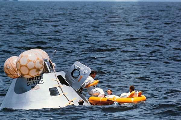 هبوط طاقم أبولو 7 في المحيط الأطلسي. حقوق الصورة: NASA