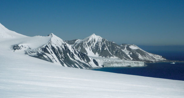 كوارث مناخية CLIMATE CALAMITIES .  في حين تضعف طبقات الجليد التي تغطي شبه الجزيرة الجنوبية للقطب الجنوبي، تتدفّق الأنهار الجليدية بشكل أسرع نحو البحر. ويُظهر بحثٌ أُجري مؤخرًا تغيرات كبيرة وغير مسبوقة في البيئة ككل.  تعود ملكية الصورة لـِ : ALBA MARTIN-ESPAÑOL