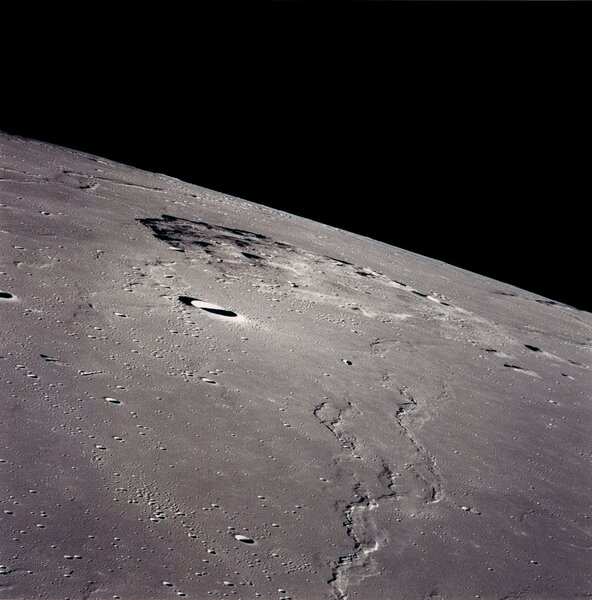 صورة لسطح القمر التقطها رواد فضاء مهمة أبولو 15 التابعة لناسا عام 1971. ستهبط تشانغ آه 5 في هذه المنطقة. حقوق الصورة: NASA