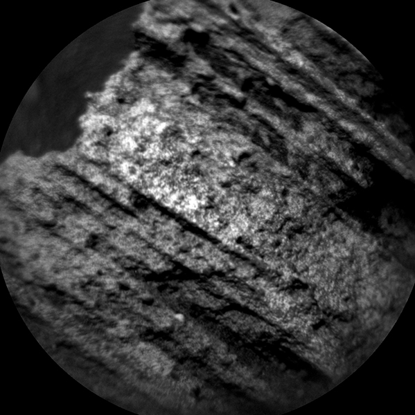 توضح الصورة البنية التفصيلية للصخرة الهدف المعروفة بـ "Yellowjacket" الموجودة على قمة شارب في المريخ. Credits: NASA/JPL-Caltech/LANL/CNES/IRAP/LPGNantes/CNRS/IAS