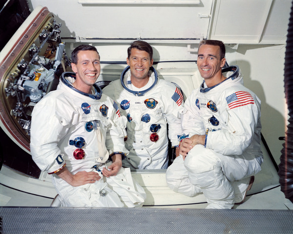 طاقم أبولو 7 الأساسي، حيث يظهر من اليسار إلى اليمين رواد الفضاء دون إيزيل، طيار وحدة القيادة، ووالتر شيرا، القائد، ووالتر كننغهام، طائر مركبة الهبوط على القمر.  حقوق الصورة: NASA